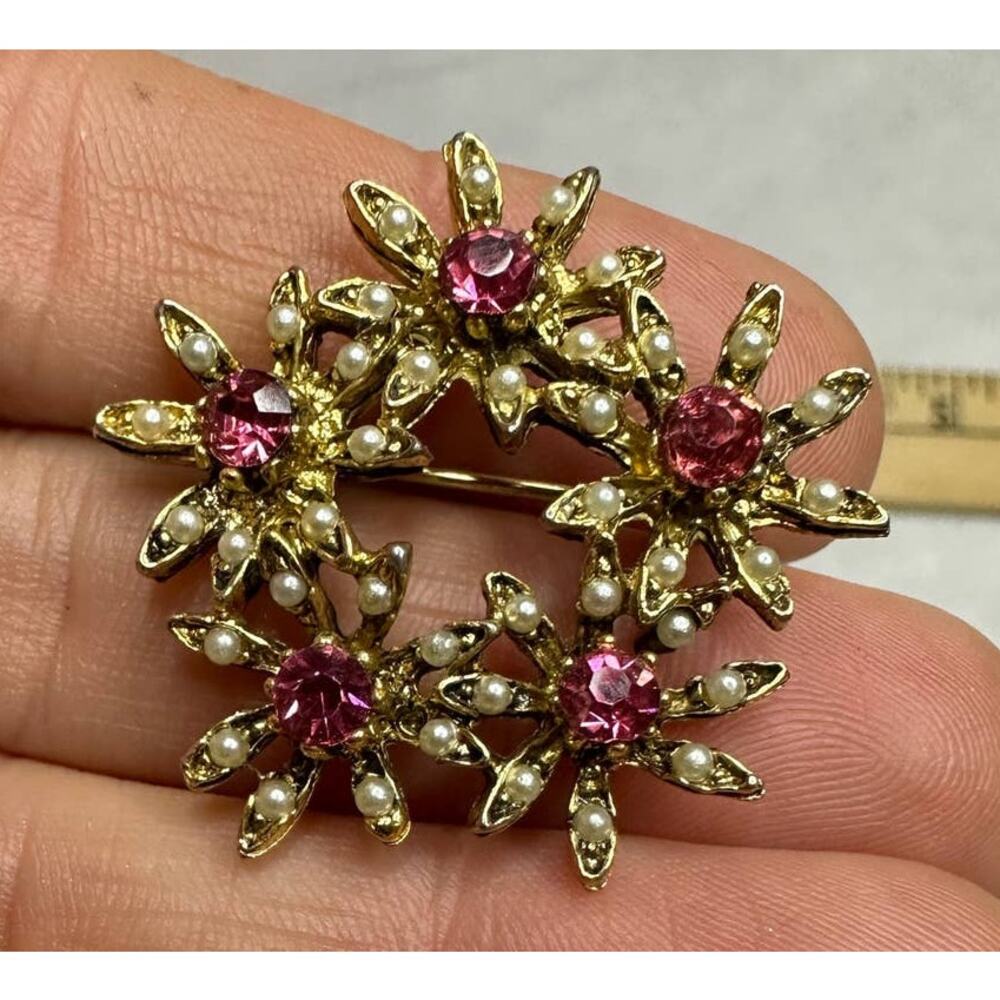 Gold Tone Flowers Circle Vintage Brooch 1"